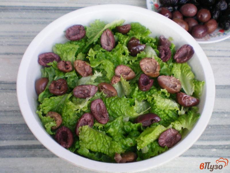 Фото приготовление рецепта: Салат ромэн с оливками и сыром шаг №2