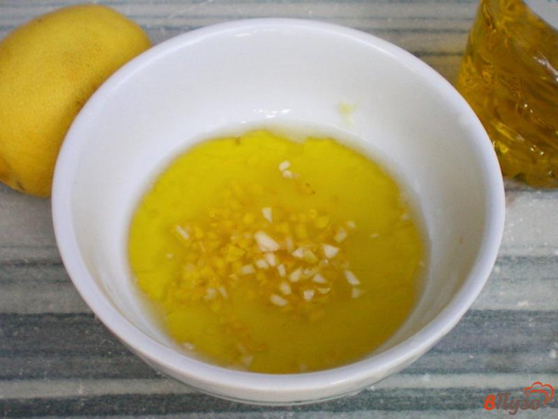 Фото приготовление рецепта: Салат ромэн с оливками и сыром шаг №5