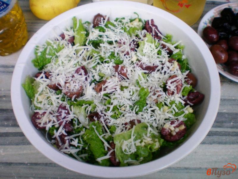 Фото приготовление рецепта: Салат ромэн с оливками и сыром шаг №7