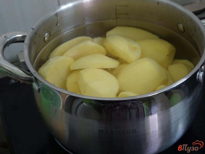 Фото приготовление рецепта: Воздушное картофельное пюре со сметаной и яйцом шаг №2