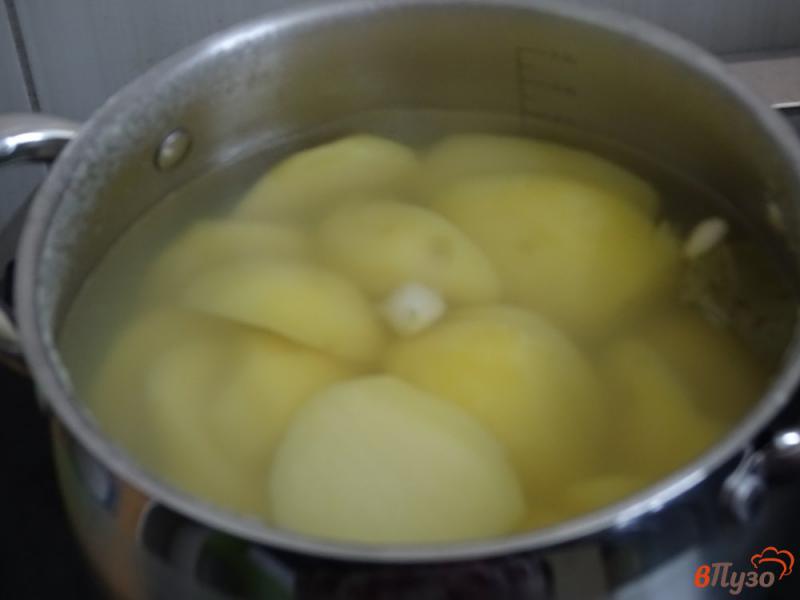 Фото приготовление рецепта: Воздушное картофельное пюре со сметаной и яйцом шаг №3