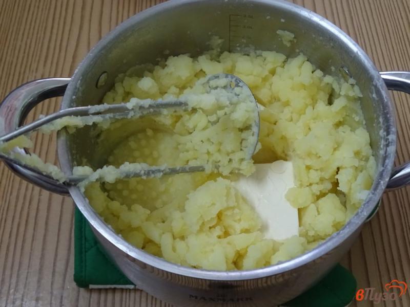 Фото приготовление рецепта: Воздушное картофельное пюре со сметаной и яйцом шаг №4