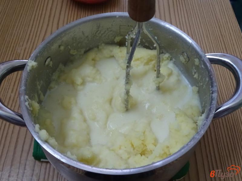 Фото приготовление рецепта: Воздушное картофельное пюре со сметаной и яйцом шаг №5