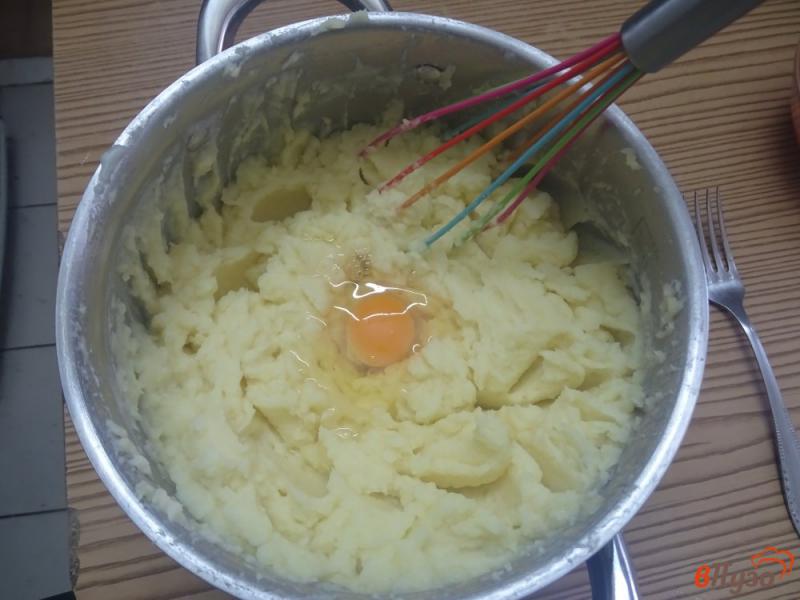 Фото приготовление рецепта: Воздушное картофельное пюре со сметаной и яйцом шаг №6