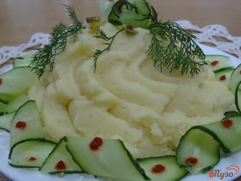 Фото приготовление рецепта: Воздушное картофельное пюре со сметаной и яйцом шаг №7