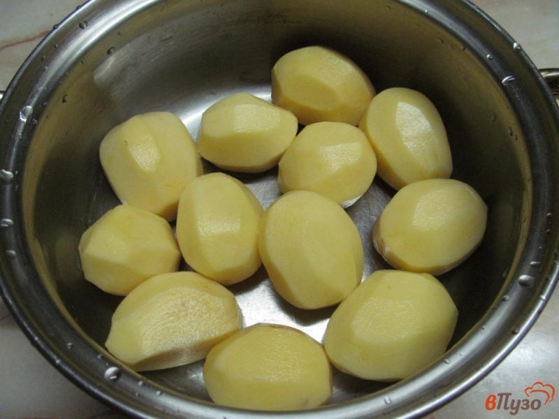 Фото приготовление рецепта: Картофельное пюре под соусом из горошка шаг №1