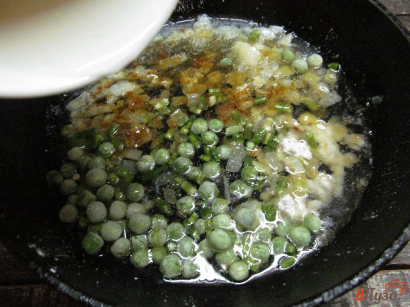 Фото приготовление рецепта: Картофельное пюре под соусом из горошка шаг №4