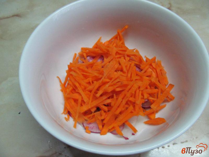 Фото приготовление рецепта: Салат из моркови редиса и изюма шаг №2