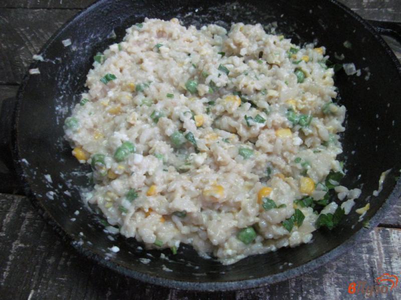 Фото приготовление рецепта: Жареный рис с кукурузой и яйцом шаг №6