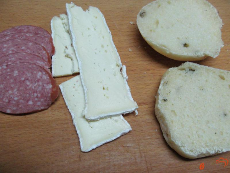 Фото приготовление рецепта: Бутерброды с сыром бри и салями под малиновым соусом шаг №2