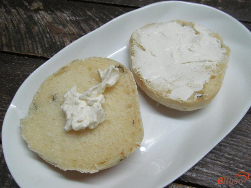 Фото приготовление рецепта: Бутерброды с сыром бри и салями под малиновым соусом шаг №3