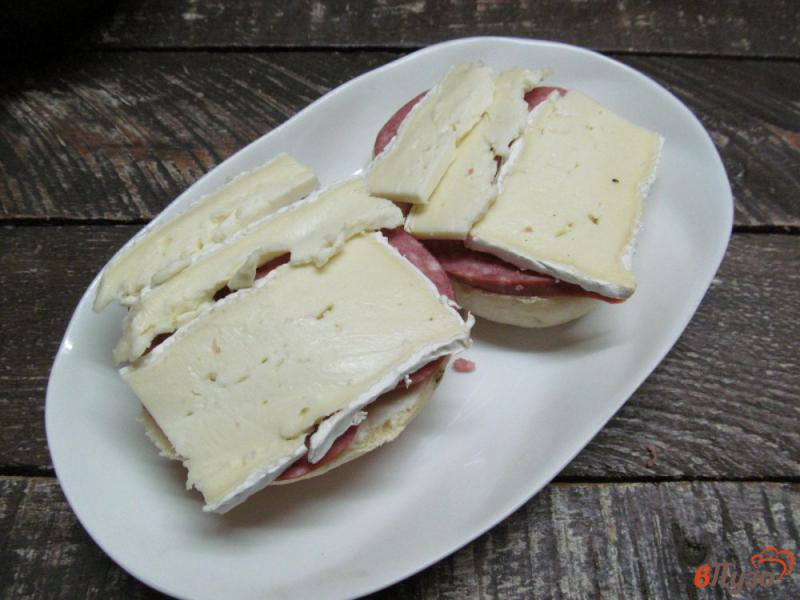 Фото приготовление рецепта: Бутерброды с сыром бри и салями под малиновым соусом шаг №5