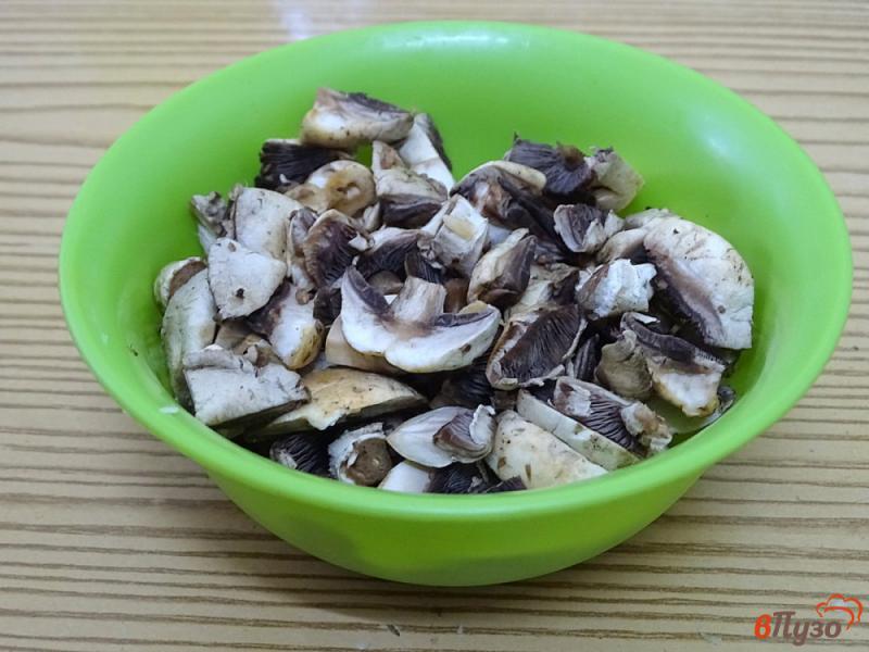 Фото приготовление рецепта: Капуста тушёная с грибами и томатом шаг №4