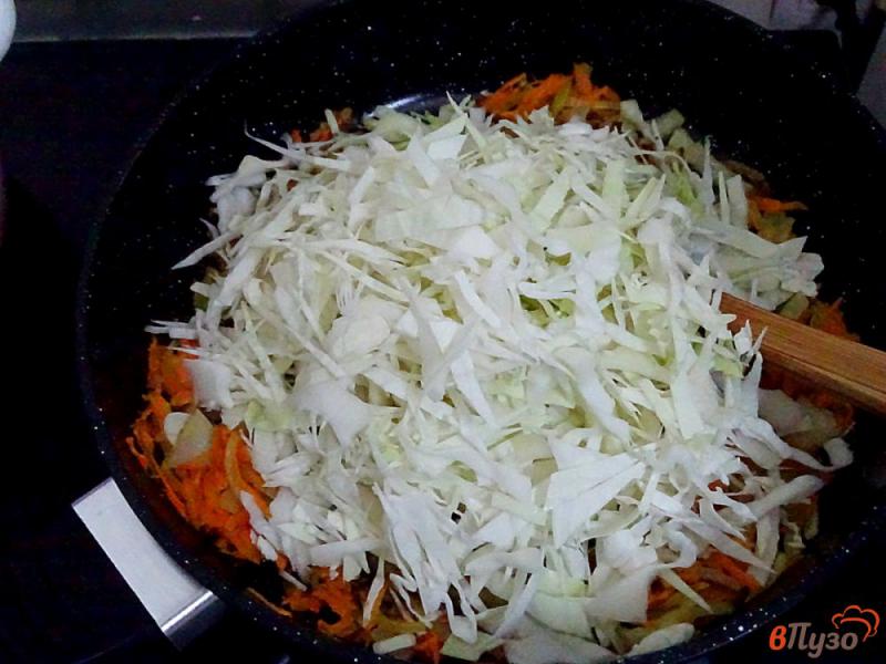 Фото приготовление рецепта: Капуста тушёная с грибами и томатом шаг №5