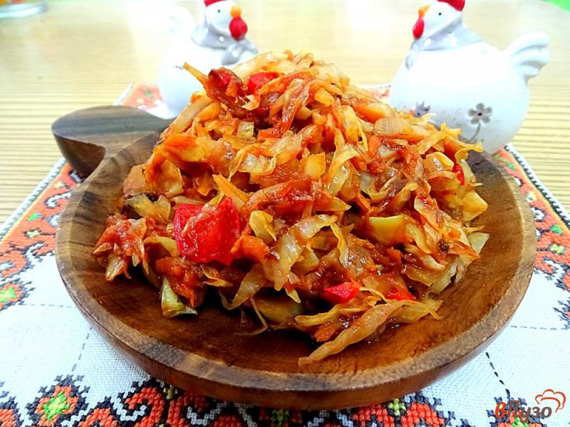 Фото приготовление рецепта: Капуста тушёная с грибами и томатом шаг №9