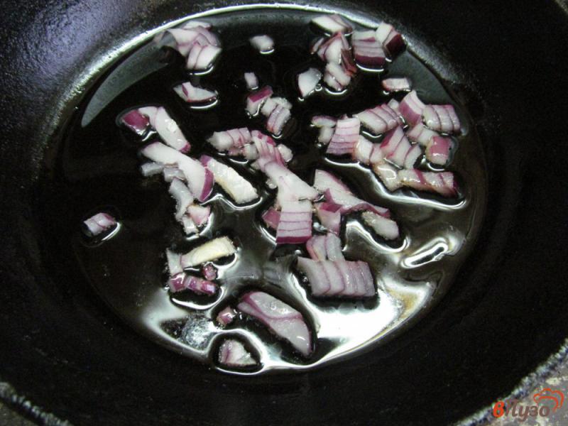 Фото приготовление рецепта: Салат из вареной свеклы с базиликом шаг №2