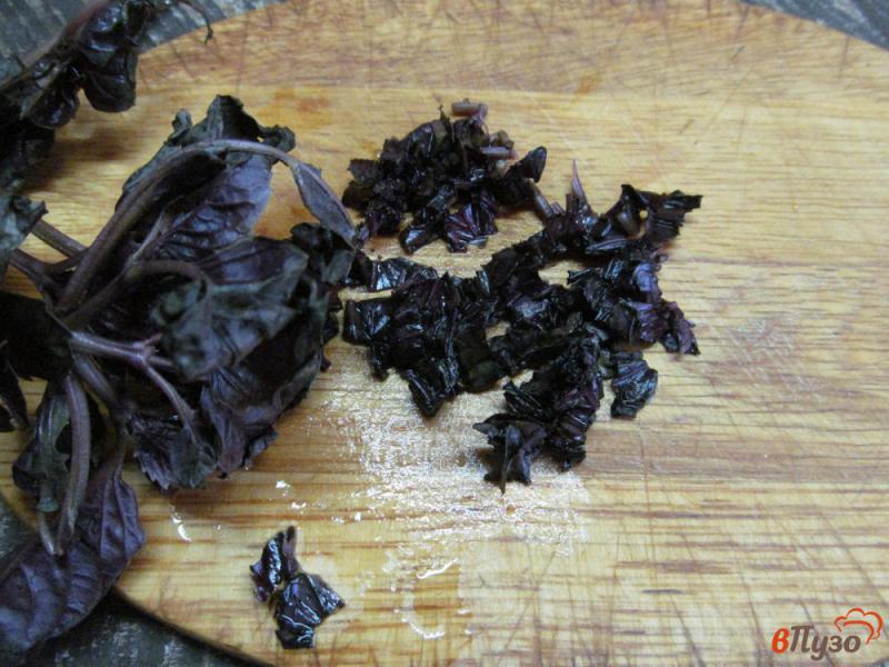 Фото приготовление рецепта: Салат из вареной свеклы с базиликом шаг №4