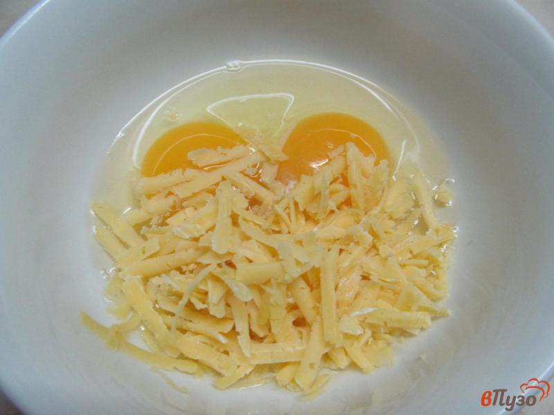 Фото приготовление рецепта: Картофель с яйцами и беконом шаг №4