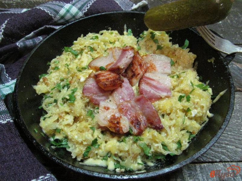 Фото приготовление рецепта: Картофель с яйцами и беконом шаг №8