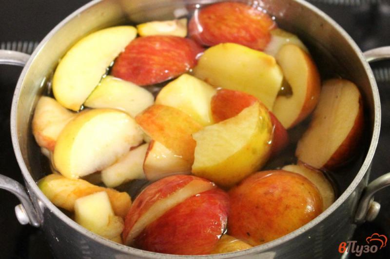 Фото приготовление рецепта: Компот из айвы, яблок и ягод шаг №4