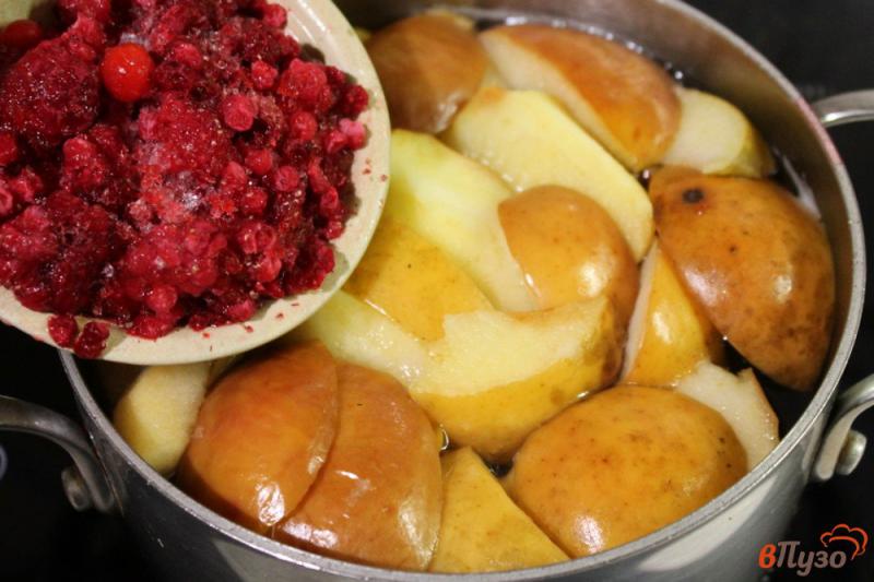 Фото приготовление рецепта: Компот из айвы, яблок и ягод шаг №5