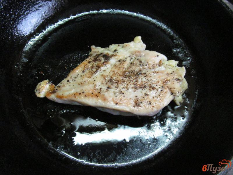Фото приготовление рецепта: Куриное филе с овощными оладьями шаг №3