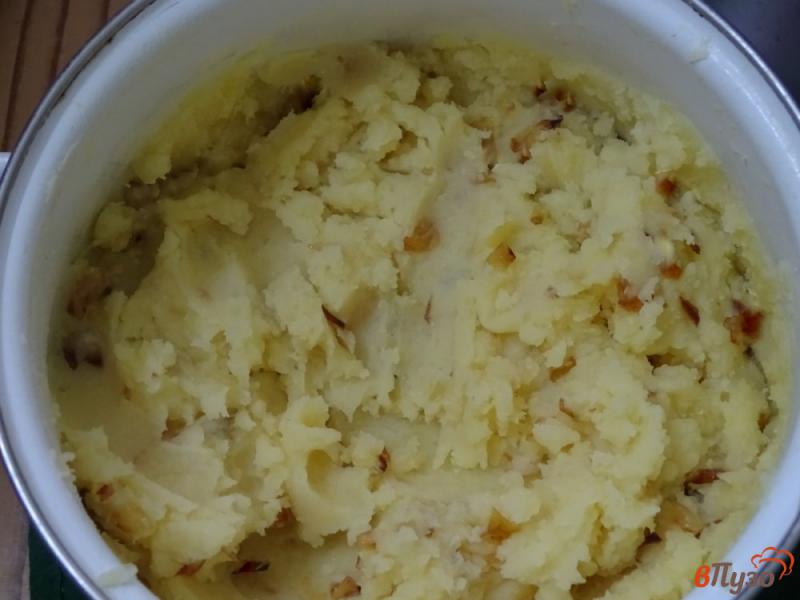 Фото приготовление рецепта: Пирожки дрожжевые с картошкой (жареные). шаг №7