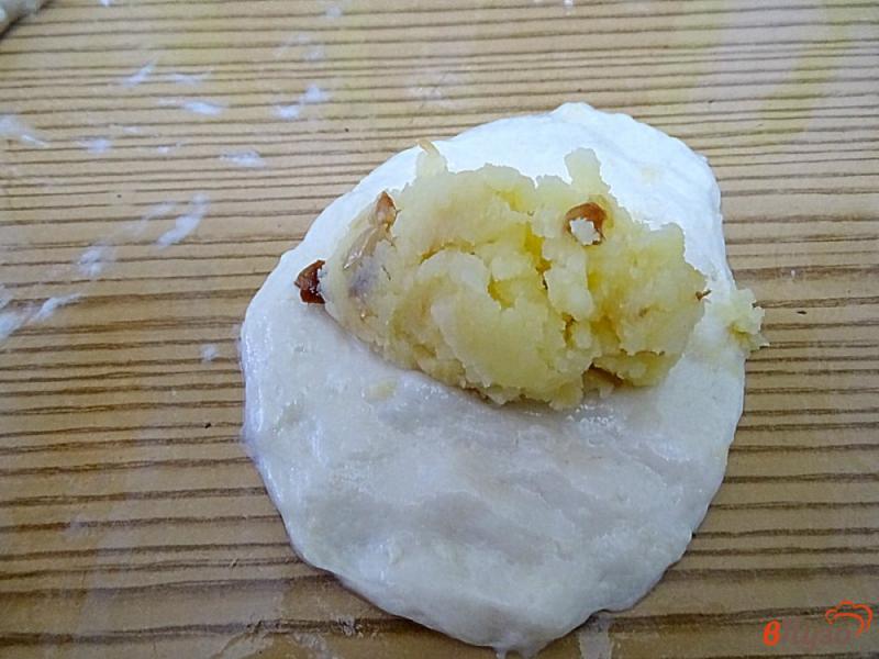 Фото приготовление рецепта: Пирожки дрожжевые с картошкой (жареные). шаг №8