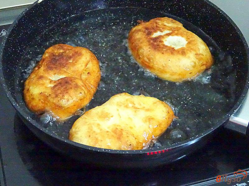 Фото приготовление рецепта: Пирожки дрожжевые с картошкой (жареные). шаг №10