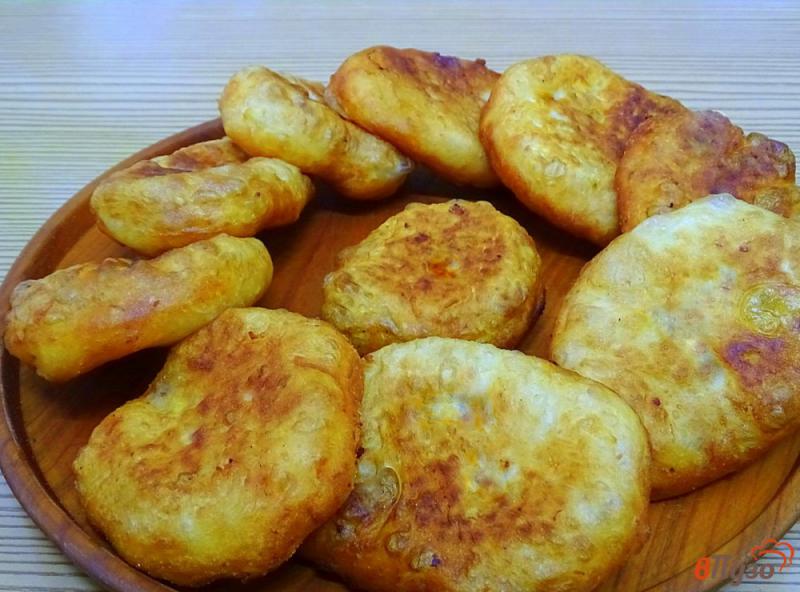 Фото приготовление рецепта: Пирожки дрожжевые с картошкой (жареные). шаг №12