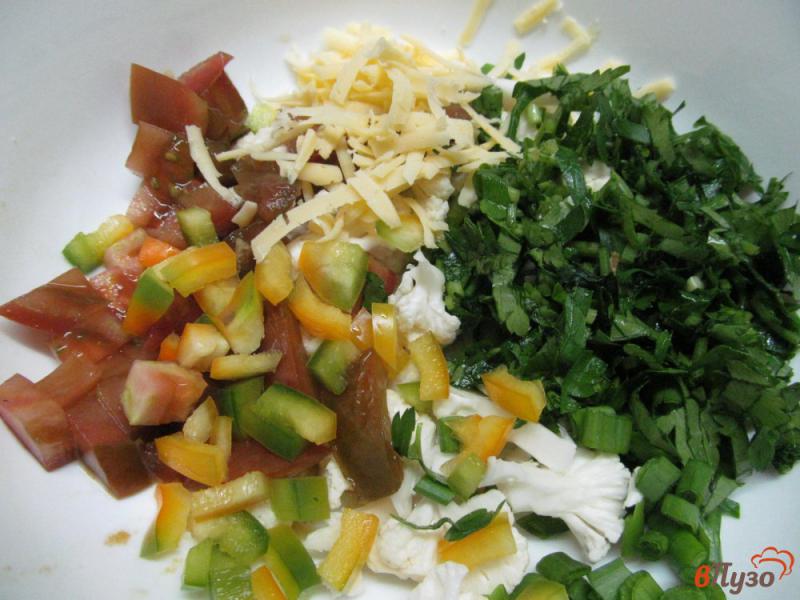 Фото приготовление рецепта: Салат из цветной капусты с яйцом и помидором шаг №3