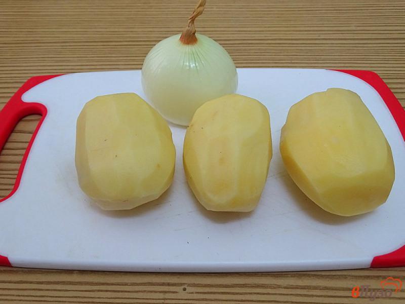 Фото приготовление рецепта: Картофель запеченный с салом и луком шаг №2