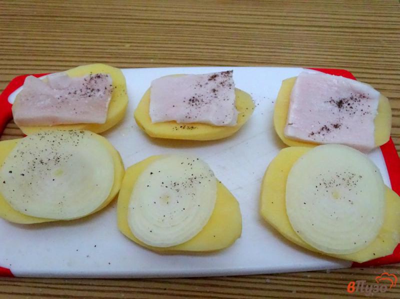 Фото приготовление рецепта: Картофель запеченный с салом и луком шаг №7