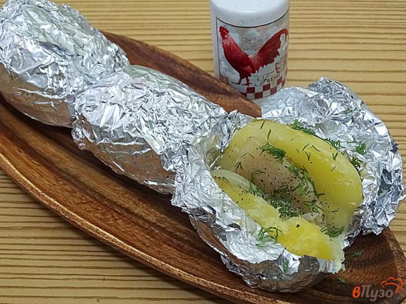 Фото приготовление рецепта: Картофель запеченный с салом и луком шаг №11