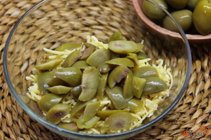 Фото приготовление рецепта: Салат из телятины, с оливками и сыром шаг №4