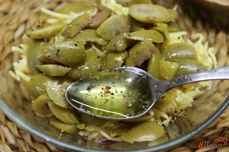 Фото приготовление рецепта: Салат из телятины, с оливками и сыром шаг №5