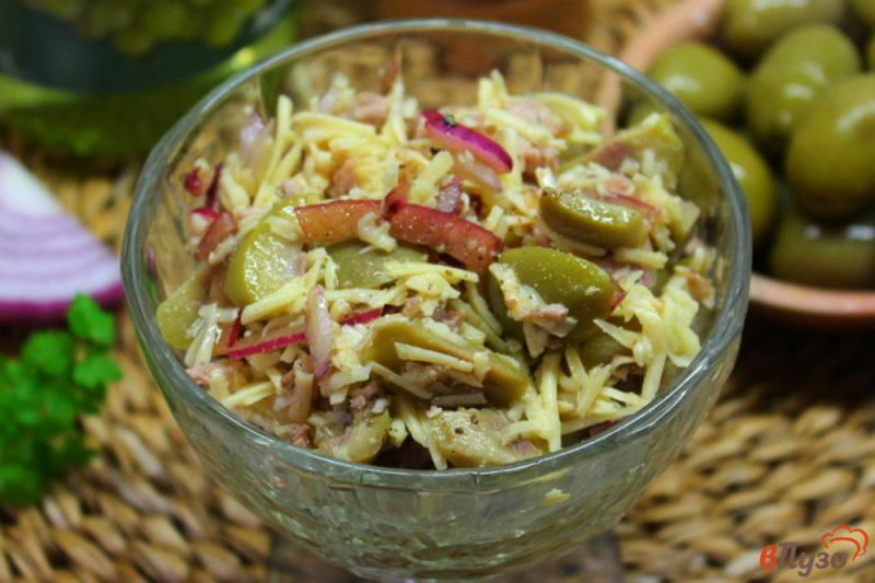 Фото приготовление рецепта: Салат из телятины, с оливками и сыром шаг №6