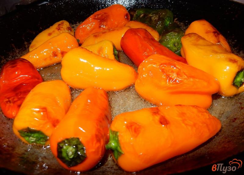Фото приготовление рецепта: Жареный перец с чесноком на зиму шаг №6