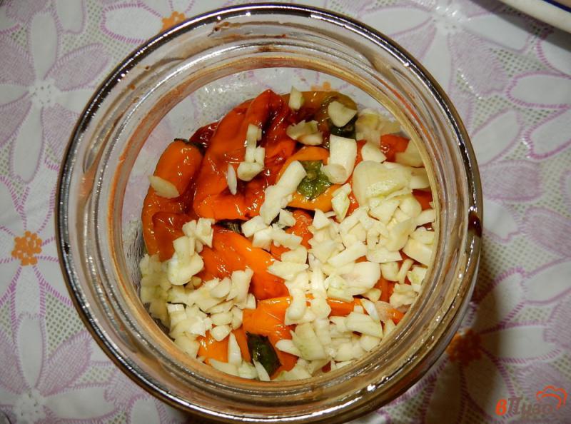 Фото приготовление рецепта: Жареный перец с чесноком на зиму шаг №7
