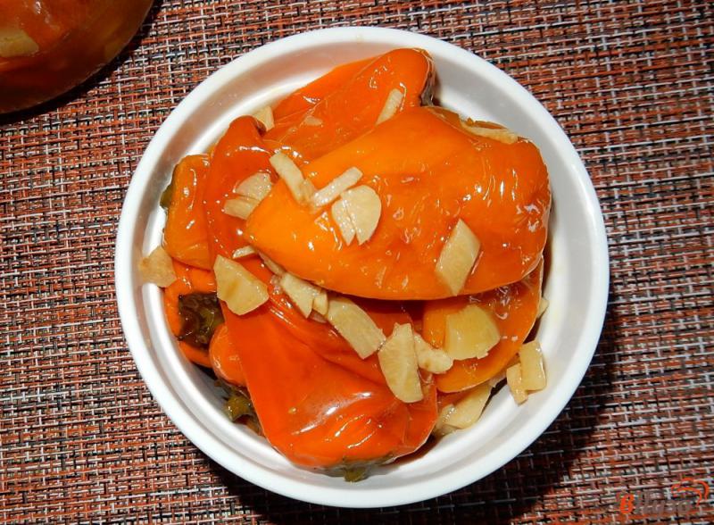Фото приготовление рецепта: Жареный перец с чесноком на зиму шаг №13