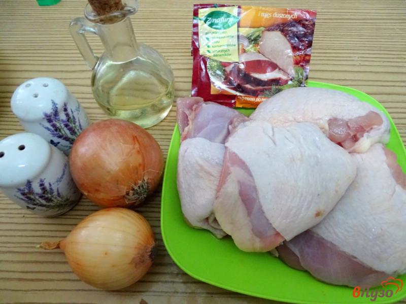 Фото приготовление рецепта: Куриные бёдра жареные с луком шаг №1