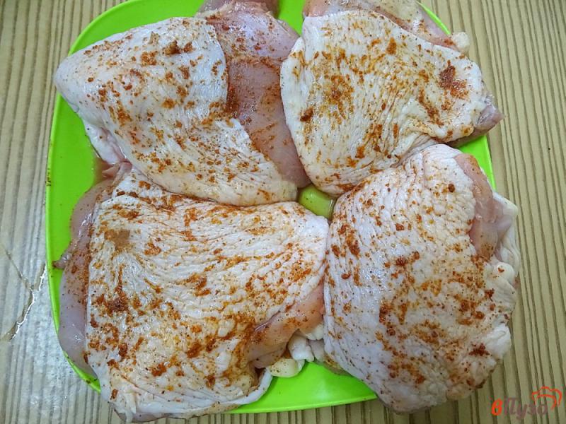 Фото приготовление рецепта: Куриные бёдра жареные с луком шаг №3