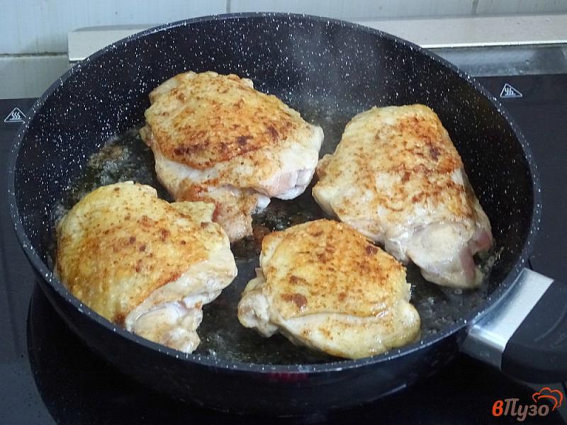 Фото приготовление рецепта: Куриные бёдра жареные с луком шаг №4
