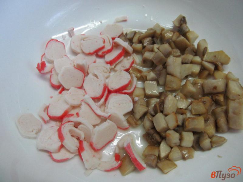 Фото приготовление рецепта: Салат из крабовых палочек с грибами и сыром шаг №2