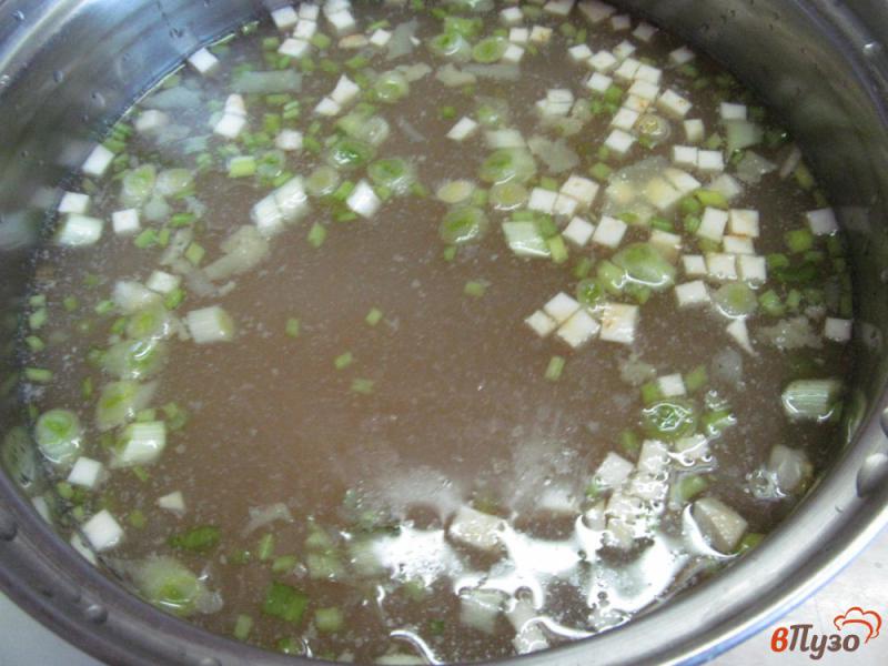 Фото приготовление рецепта: Куриный суп с рисом и щавелем шаг №3