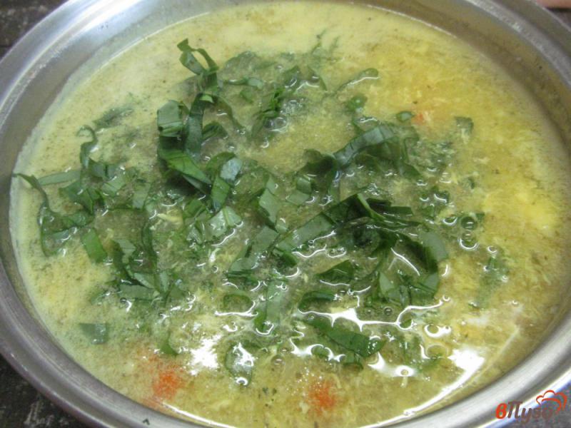 Фото приготовление рецепта: Куриный суп с рисом и щавелем шаг №6