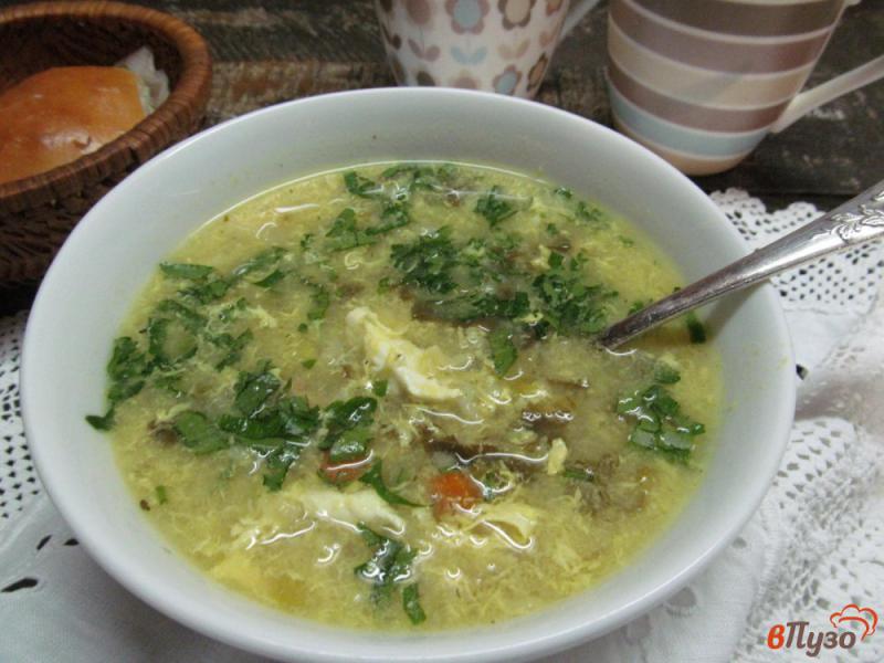 Фото приготовление рецепта: Куриный суп с рисом и щавелем шаг №7
