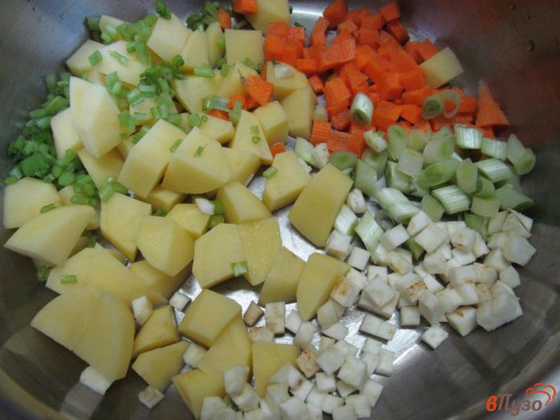 Фото приготовление рецепта: Куриный суп с рисом и щавелем шаг №1
