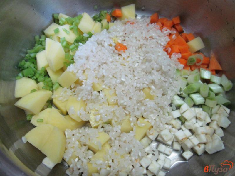 Фото приготовление рецепта: Куриный суп с рисом и щавелем шаг №2