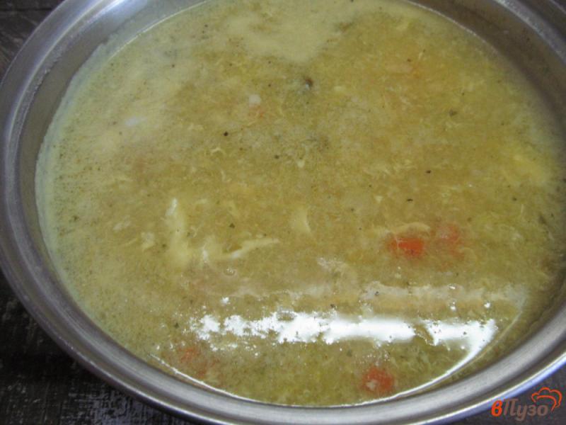 Фото приготовление рецепта: Куриный суп с рисом и щавелем шаг №5